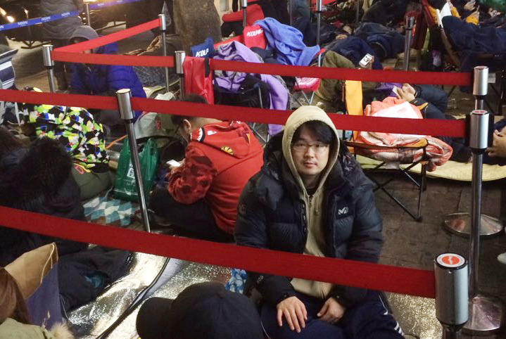 지난 4일 밤 H&M 명동 매장 앞에서 발망콜라보 아이템 구매행렬을 취재하기 위해 노숙대기중인 한겨레 이정국 기자.