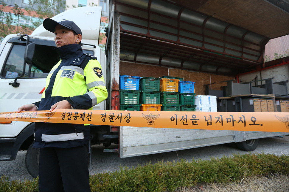 5일 오후 서울 혜화동 정부초청 외국인 장학생회관에 있던 역사교과서 국정화를 위한 비밀 태스크포스(TF)팀의 짐이 옮겨지는 동안, 경찰이 경호를 서고 있다. 이정용 선임기자 lee312@hani.co.kr