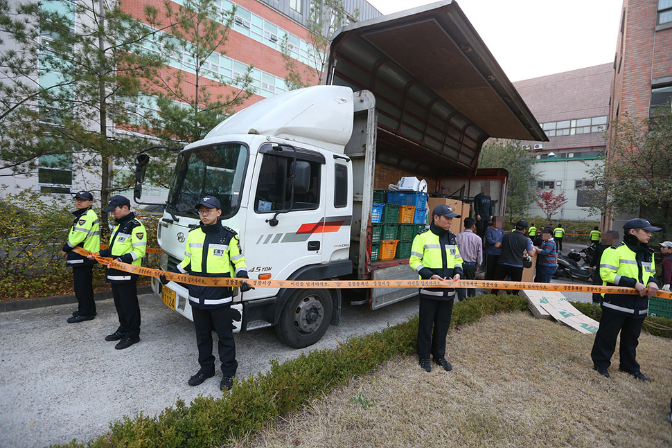 5일 오후 서울 혜화동 정부초청 외국인 장학생회관에 있던 역사교과서 국정화를 위한 비밀 태스크포스(TF)팀의 짐이 옮겨지는 동안, 경찰이 경호를 서고 있다. 이정용 선임기자 lee312@hani.co.kr