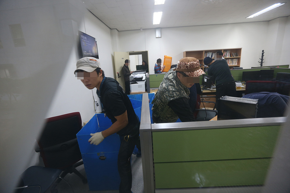  교육부가 역사교과서 국정화 비공개 태스크포스(TF)팀 사무실로 사용했던 서울 종로구 동숭동 국립국제교육원에서 5일 저녁 경찰들이 주변을 삼엄하게 경비를 서는 가운데 관계자들이 이삿짐을 싸고 있다. 
이정용 선임기자 <A href="mailto:lee312@hani.co.kr">lee312@hani.co.kr</A>
