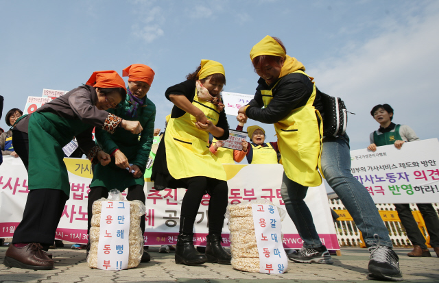 뻥튀기 격파 퍼포먼스 전국가정관리사협회·한국가사노동자협회·한국와이더블유시에이(YWCA)연합회 회원들이 6일 오전 서울 여의도 국회 정문 앞에서 ‘가사노동 입법화, 늑장 추진 고용노동부 규탄’ 기자회견을 마친 뒤 고용노동부에 더는 가사노동 입법화 문제를 늦추지 말라는 의미로 뻥튀기를 격파하는 행위극을 하고 있다. 신소영 기자 viator@hani.co.kr