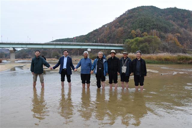  천주교 주교들이 6일 오후 4시께 낙동강으로 흘러들어가는 경북 예천군의 내성천에서 함께 발을 담그고 있다. 염수정 추기경과 조환길 대주교(대구) 등 천주교 주교 13명은 이날 오전 10시30분부터 칠곡보(경북 칠곡군 약목면), 해평습지(경북 구미시 해평면), 구미보(경북 구미시 선산읍 원리), 내성천(경북 봉화군~예천군) 등을 찾아 역행침식 등 4대강 사업 뒤 낙동강의 변화를 직접 보며 정수근 대구환경운동연합 사무처장으로부터 설명을 들었다. 천주교주교회의는 4일부터 18일까지 ‘주교 현장 체험’을 진행하고 있는데, 4대강 사업으로 변한 낙동강을 둘러보는 프로그램이 포함됐다. 대구환경운동연합 제공