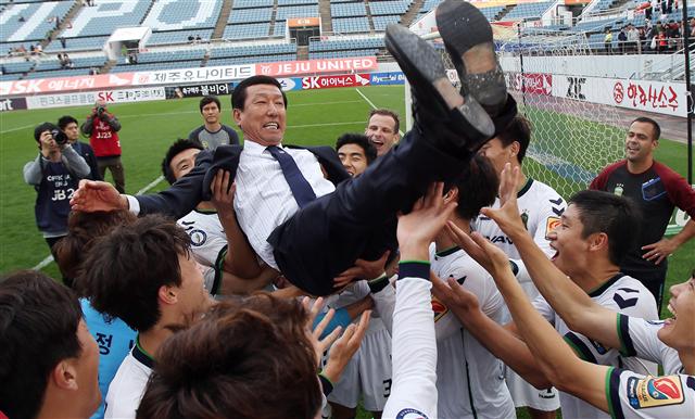 전북 현대 선수들이 8일 제주월드컵경기장에서 열린 2015 K리그 클래식 36라운드에서 제주 유나이티드를 1-0으로 누르고 우승을 확정지은 뒤 최강희 감독을 헹가래치고 있다. 서귀포/연합뉴스