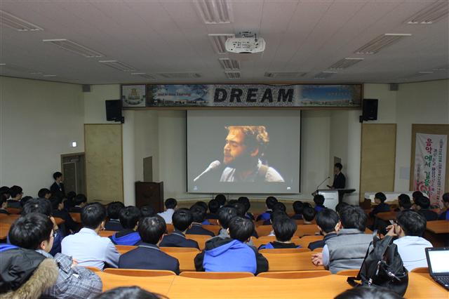 3. 지난 5일 삼천포고 학생들이 점심시간에 ‘음악에서 길을 찾다’ 프로그램에 참여해 함께 음악을 감상하고 있다.  최화진 기자
