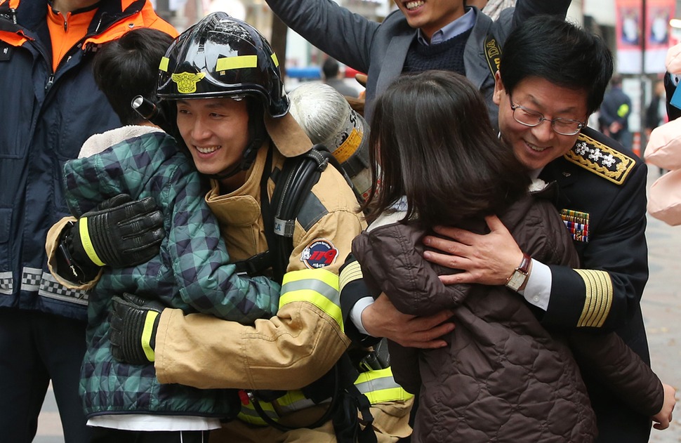 제53주년 소방의 날인 9일 오전 서울 중구 명동길 명동예술극장 앞에서 소방관들이 시민과 관광객들에게 프리허그를 해주고 있다. 신소영 기자 viator@hani.co.kr