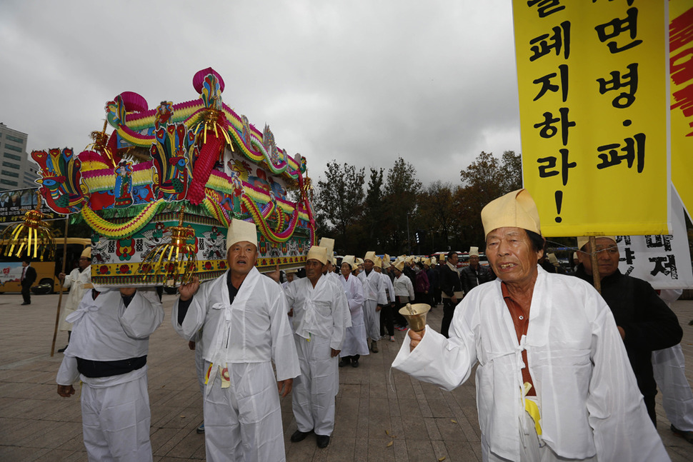 ‘2015 제 2차 전국석면피해자대회’가 9일 오후 서울 시청 앞 서울광장에서 열리고 있다. 김봉규 선임기자 bong9@hani.co.kr