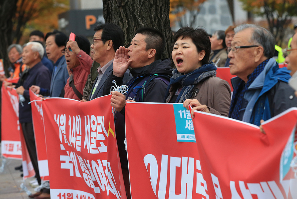 민중총궐기 투쟁본부 전국대표자회의 및 투쟁선포식 참석자들이 9일 오후 선포식을 마친 뒤 서울 세종로 정부서울청사까지 행진 한 후 함성을 외치고 있다. 김태형 기자 xogud555@hani.co.kr