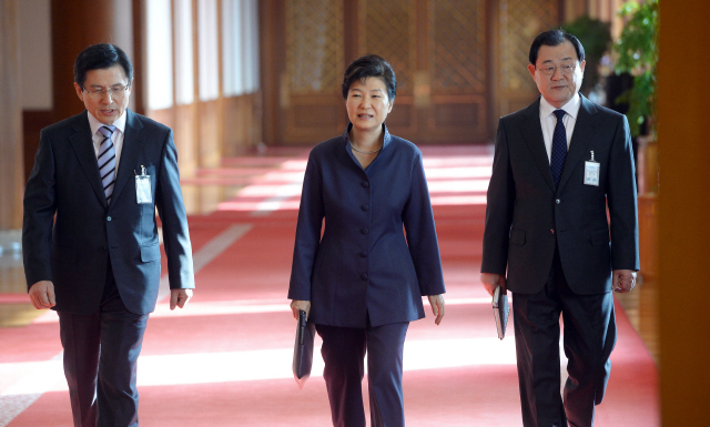 박근혜 대통령이 10일 오전 청와대에서 출입증을 패용한 황교안 국무총리(왼쪽), 이병기 대통령 비서실장과 함께 국무회의장으로 걸어가고 있다.  청와대사진기자단