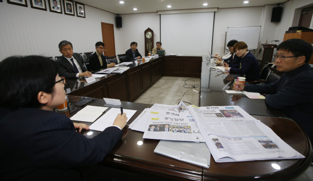 한겨레 열린편집위원회 위원들이 9일 오전 서울 마포구 공덕동 한겨레신문사 8층 대회의실에서 정현백 위원장(맨 앞) 주재로 <한겨레> 지면에 대해 이야기하고 있다. 
 신소영 기자 viator@hani.co.kr