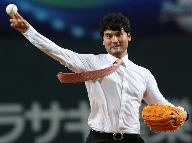 지난 8일 일본 훗카이도 삿포로돔에서 열린 2015 WBSC 프리미어 12 한국-일본 개막 경기에서 시구자로 나선 박찬호가 공을 던지고 있다. 연합뉴스