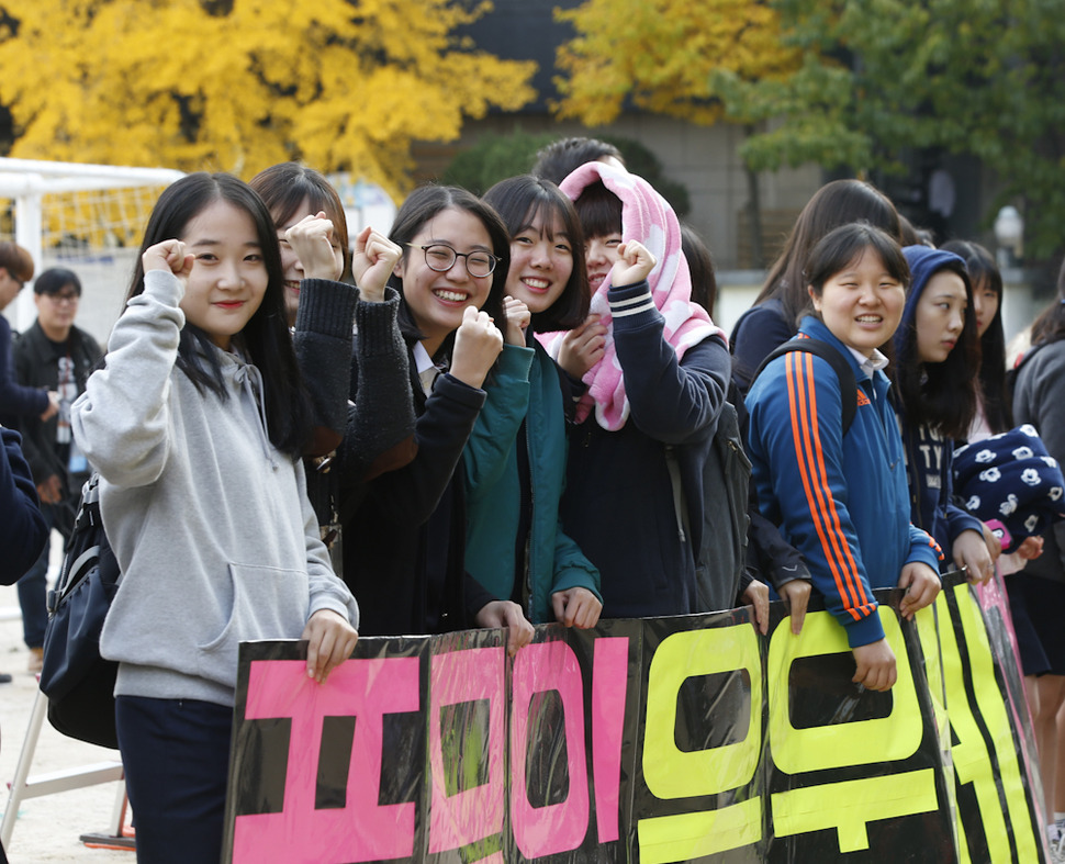 서울 풍문여고 학생들이 11일 오전 서울 종로구 안국동 교정에서 고사장 확인을 위해 하교하는 3학년 언니들을 응원하고 있다. 이정아 기자 leej@hani.co.kr