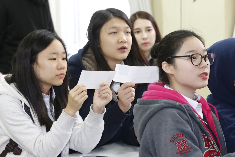서울 풍문여고 3학년 학생들이 11일 오전 서울 종로구 안국동 교내 교실에서 친구와 배정받은 고사장을 확인하고 있다. 이정아 기자 leej@hani.co.kr