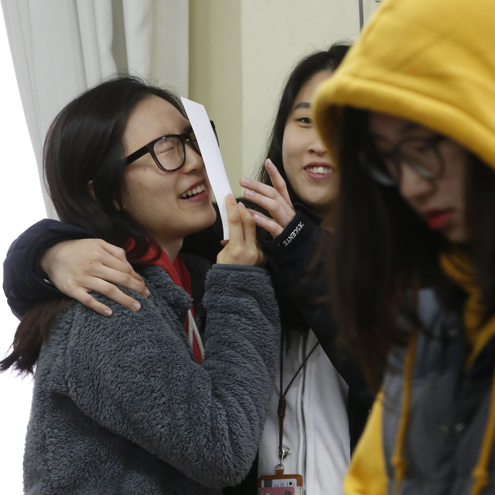 서울 풍문여고 3학년 학생들이 11일 오전 서울 종로구 안국동 교내 교실에서 친구와 배정받은 고사장을 확인하고 있다. 이정아 기자 leej@hani.co.kr