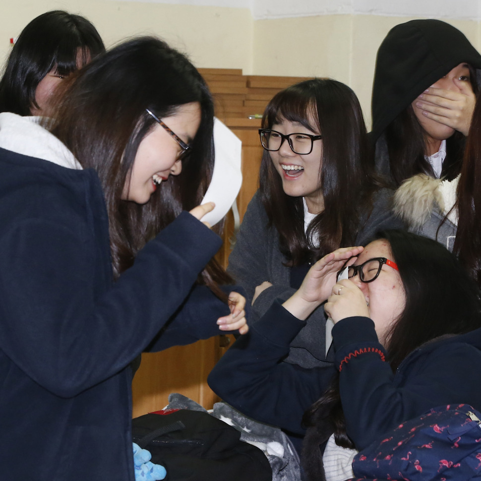 서울 풍문여고 3학년 학생들이 11일 오전 서울 종로구 안국동 교내 교실에서 친구와 배정받은 고사장을 확인하고 있다. 이정아 기자 leej@hani.co.kr