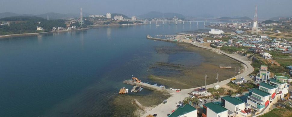 거제 견내량왜성 상공에서 내려다본 견내량해협. 1592년 7월8일 조선 수군은 이곳에 집결해 있던 왜군 수군을 한산도 앞바다로 유인해 격파했다. 임진왜란 3대첩의 하나인 한산대첩의 결과로 조선 수군은 남해안 제해권을 장악했고, 왜군은 거제도에 성을 쌓고 수비에 치중하게 됐다. 거제/최상원 기자 csw@hani.co.kr