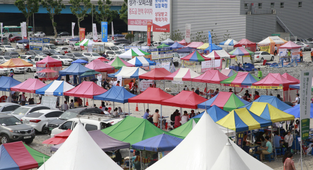 서울 송파구 장지동 복정역 인근 위례 신도시 모델하우스 밀집 지역에 지난 5월 31일 이동식 부동산중개업소인 ‘떴다방’이 빼곡히 들어서 이곳을 찾은 방문객들의 상담을 받고 있다. 연합뉴스