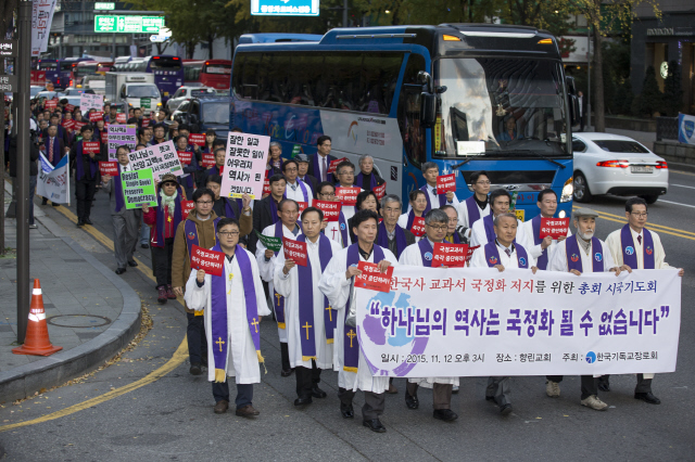 ‘한국사 교과서 국정화 저지를 위한 한국기독교장로회 시국기도회’를 마친 목회자와 신도들이 12일 오후 서울 중구 명동 향린교회를 출발해 광화문광장까지 행진을 하고 있다.
김성광 기자 flysg2@hani.co.kr