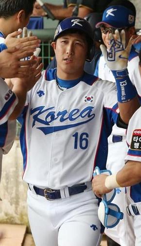 황재균이 지난 12일 오후 대만 타오위안구장에서 열린 베네수엘라와의 프리미어12 B조 3차전에서 솔로홈런을 친 뒤 동료들의 축하를 받고 있다.  타오위안/연합뉴스