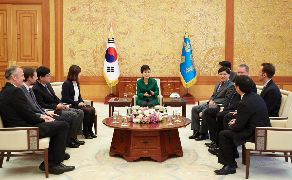 박근혜 대통령이 오는 16~17일 서울에서 열리는 아태지역 뉴스 통신사들의 협의체인 아태뉴스통신사기구(OANA) 대표들과 청와대에서 환담을 하는 형식으로 공동 인터뷰하고 있다. 연합뉴스