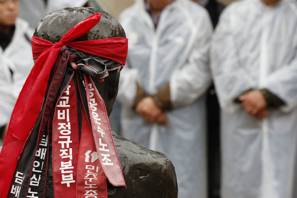 13일 오전 경기도 남양주시 화도읍 마석모란공원에서 열린 전태일 열사 45주기 추도식 참석자들이 열사를 기리고 있다. 남양주/김봉규 선임기자 bong9@hani.co.kr