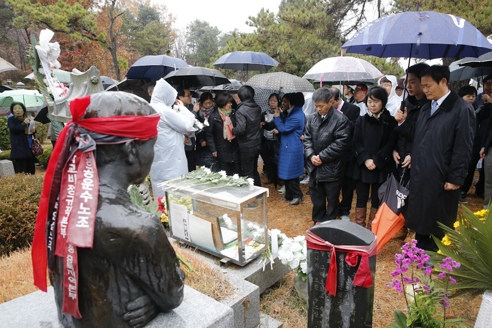 ‘아름다운 청년’ 전태일 열사 45주기 추도식이 13일 오전 경기 남양주 화도읍 마석모란공원에서 열려 우산을 받쳐든 추모객들이 열사를 기리고 있다. 남양주/김봉규 선임기자 bong9@hani.co.kr