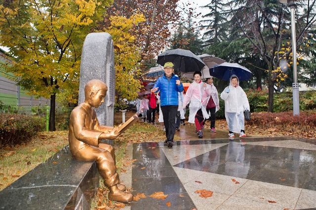 13일 오후 경북 구미시에서 박정희 전 대통령 98주기를 맞아 ‘박정희 대통령 등굣길 걷기체험 행사’에 참여한 사람들이 박 전 대통령 생가에서 구미초까지 걷고 있다. 구미시 제공
