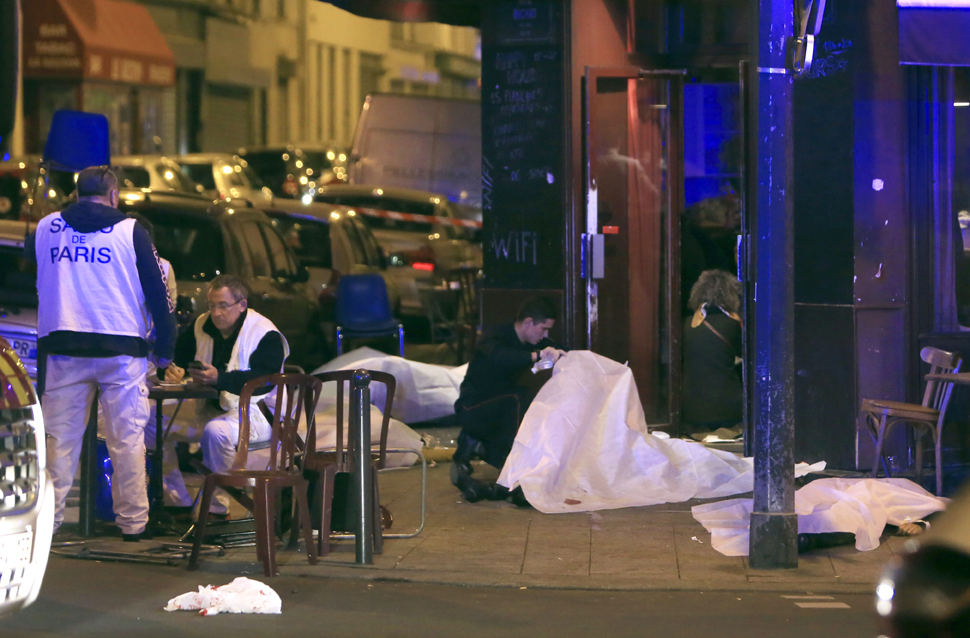 프랑스 파리에서 13일(현지시간)밤 테러로 의심되는 폭발과 총격 사건이 연이어 발생해 최소 60명이 사망했다. 사진은 사건 현장에 시신들이 놓여있는 모습. 2015.11.14【파리=AP/뉴시스】