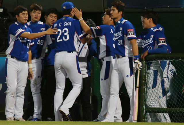14일 오후 대만 타이베이 티엔무 구장에서 열린 2015 세계야구소프트볼연맹(WBSC) 프리미어12 대회 조별예선 B조 4차전 대한민국과 멕시코의 경기. 6회말 대한민국 투수 차우찬이 6회를 무실점으로 막은 뒤 마운드를 내려오며 팀 동료들의 격려를 받고 있다. 2015.11.14 연합