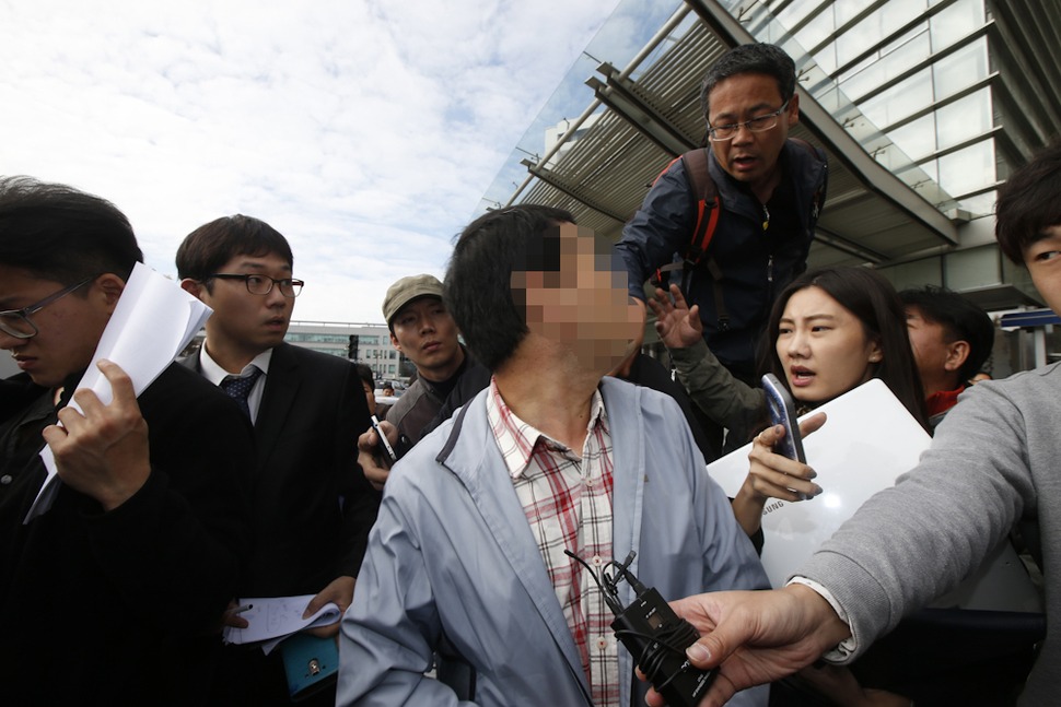 기자를 사칭해 회견 내용을 기록하다 발각된 한 남성이 자신은 농림축산식품부 공무원이라며 전날 경찰의 물대포를 맞고 쓰러진 농민 백아무개 씨의 상태가 염려되어 왔다고 항변하다 시민들의 항의를 받고 있다. 이정아 기자 leej@hani.co.kr