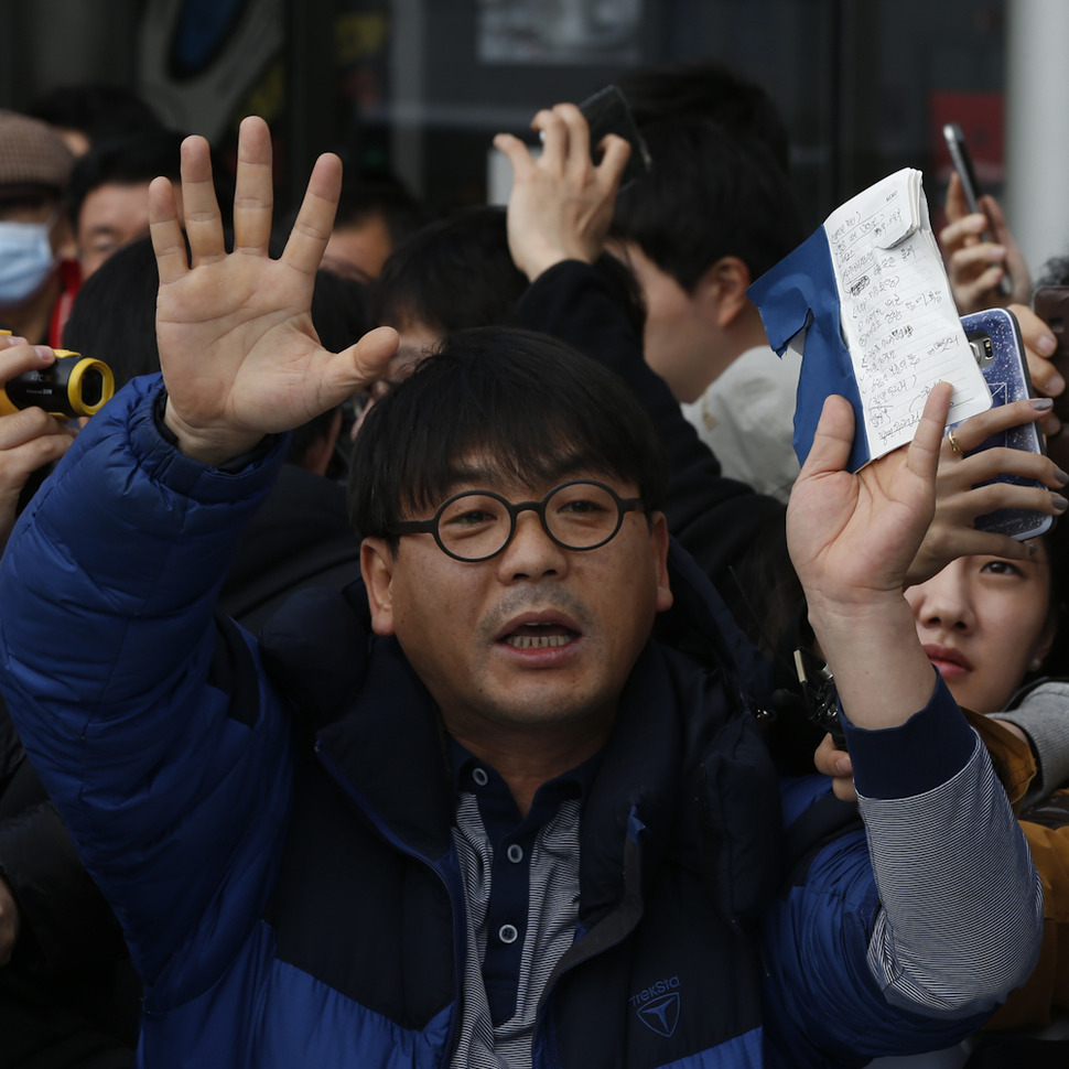 송경동 시인이 현장에서 기자를 사칭해 회견 내용을 기록하던 한 남성을 적발해 사찰 의혹을 제기하고 있다. 이정아 기자 leej@hani.co.kr