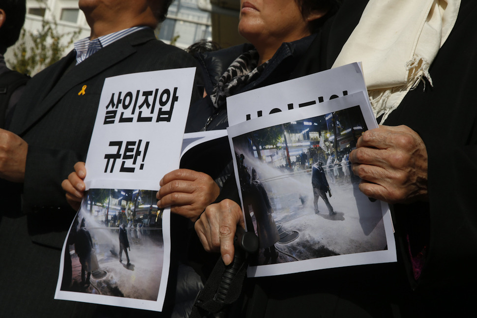 민중총궐기 투쟁본부가 15일 오전 서울 종로구 연건동 서울대병원 응급센터 앞에서 연 기자회견에서 참석자들이 전날 집회 중 경찰의 물대표에 맞아 쓰러져 현재 서울대병원 중환자실에서 치료 중인 백아무개씨가 당시 쓰러진 뒤에도 계속해서 경찰이 물대포를 쏘는 모습을 촬영한 사진을 들고 있다. 이정아 기자 leej@hani.co.kr