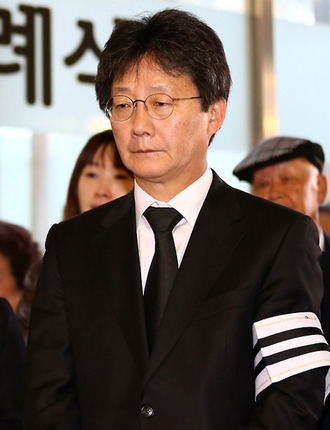 11일 오전 대구 경북대학교병원 장례식장에 마련된 유수호 전 국회의원의 빈소에서 발인이 엄수되는 가운데 유승민 의원이 슬픔에 잠겨있다. 2015.11.10(대구=연합뉴스)