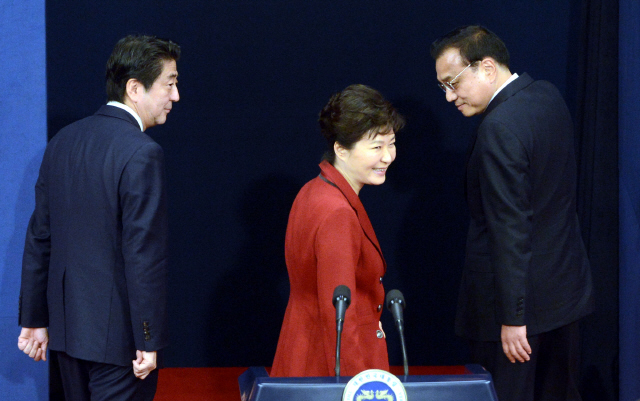 박근혜 대통령과 아베 신조 일본 총리(왼쪽), 리커창 중국 총리(오른쪽)가 지난 1일 청와대에서 열린 한·중·일 정상회의 공동기자회견이 끝난 뒤 회견장을 나서고 있다.  청와대사진기자단 