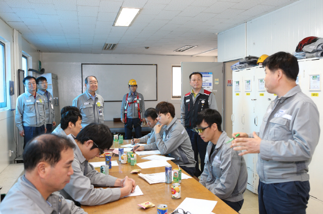 16일 오전 경남 거제시 대우조선해양 옥포조선소 생산본부 조립2부 직원들이 위기 극복과 타개책 마련을 주제로 토론하고 있다. 대우조선해양 제공