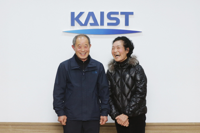 왼쪽부터 이승웅, 조정자씨 부부