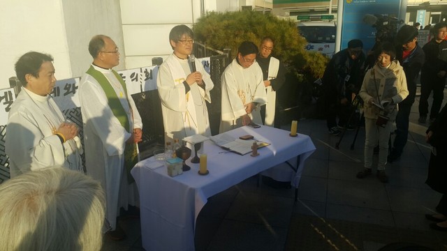 17일 오후 서울 종로구 서울대병원 본관 앞에서 ‘백남기 임마누엘 형제와 민주주의 회복을 위한 미사’가 진행되고 있다. 황금비 기자 withbee@hani.co.kr