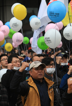 민중총궐기대회가 열린 지난 14일 서울 중구 프레스센터 앞에서 전국언론노조 조합원들이 <교육방송>(EBS) 등 공영방송 사장 선임 과정에서의 파행에 대해 박근혜 정부를 규탄하며 행진하고 있다. 전국언론노조 제공　
　