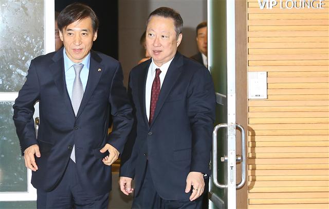 17일 오전 서울 중구 대한상공회의소 국제회의장에서 열린 조찬간담회에서 강연을 맡은 이주열 한국은행 총재(왼쪽)가 박용만 대한상의 회장과 함께 행사장으로 이동하고 있다. 연합뉴스