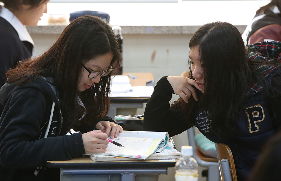 고1·2 전국연합학력평가가 시행된 17일 오전 서울 강남구 개포동 경기여고에서 2학년 학생들이 시험을 준비하고 있다. 신소영 기자 viator@hani.co.kr