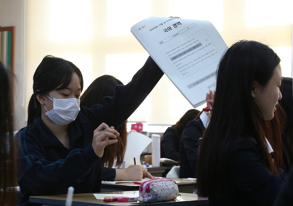 고1·2 전국연합학력평가가 시행된 17일 오전 서울 강남구 개포동 경기여고에서 2학년 학생들이 시험지를 전달하고 있다. 신소영 기자 viator@hani.co.kr