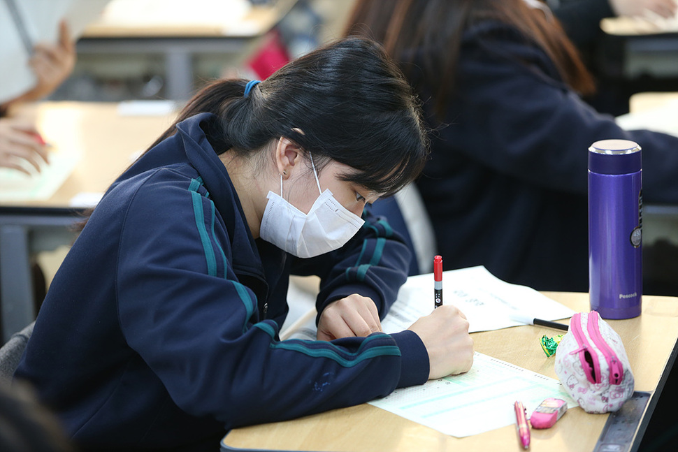 11월 고1·2 전국연합학력평가가 시행된 17일 오전 서울 강남구 개포동 경기여고에서 2학년 학생들이 시험을 준비하고 있다. 신소영 기자 viator@hani.co.kr