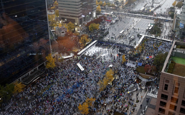 작년 11월14일 오후 서울 광화문 일대에서 ‘민중총궐기 투쟁대회’에 참가한 시민들이 정부의 노동시장 개혁을 비롯해 역사교과서 국정화 강행 추진을 규탄하고  청년실업과 쌀값 폭락, 빈민 문제 등의 해결책 마련을 요구하고 세월호 광장쪽으로 이동하려다 경찰의 차벽에 차단되고  최루액을 맞고 있다.  집회 참가자는 경찰과 시민단체 등에 따르면 8만여 명으로 이는 2008년 미국산 쇠고기 수입재개 반대 집회 이후 최대 규모다. 김봉규 선임기자 bong9@hani.co.kr