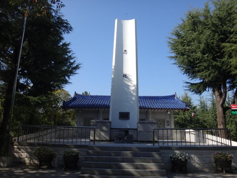 마산왜성 천수각 터에 들어서 있는 6·25전쟁 전몰군경을 기리는 충혼탑과 위령각. 최상원 기자 csw@hani.co.kr