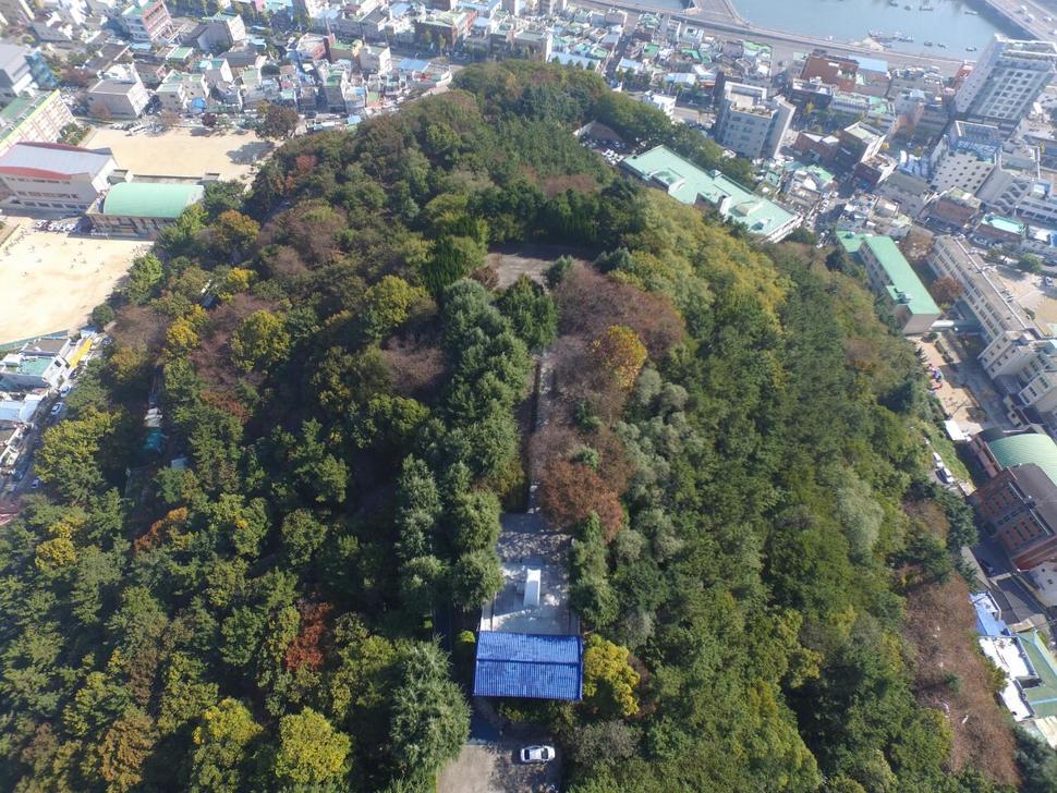 마산왜성이 있었던 경남 창원시 마산합포구 산호동 산호공원 전경. 아랫쪽 파란색 지붕 건물이 있는 곳이 왜군 장수의 지휘소인 천수각 터이다. 파란색 지붕 건물은 6·25전쟁 전몰군경의 위패를 모신 위령각으로, 왜성 천수각 터에 어울리지 않는다. 나무가 없는 직사각형 터는 마산왜성 제2곽이 있던 곳이다. 멀리 마산 앞바다가 살짝 보인다. 최상원 기자 csw@hani.co.kr