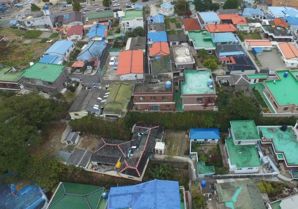 경남 고성군 고성읍 수남리 마을에 파묻힌 고성왜성 모습. 사진을 가로지르는 풀숲 등 풀과 나무로 가려진 부분이 고성왜성 성벽이다. 다닥다닥 붙은 집들에 가려 땅에서는 분간하기 어렵지만, 하늘에서 보면 고성왜성의 성벽 윤곽이 뚜렷이 드러난다. 최상원 기자 csw@hani.co.kr