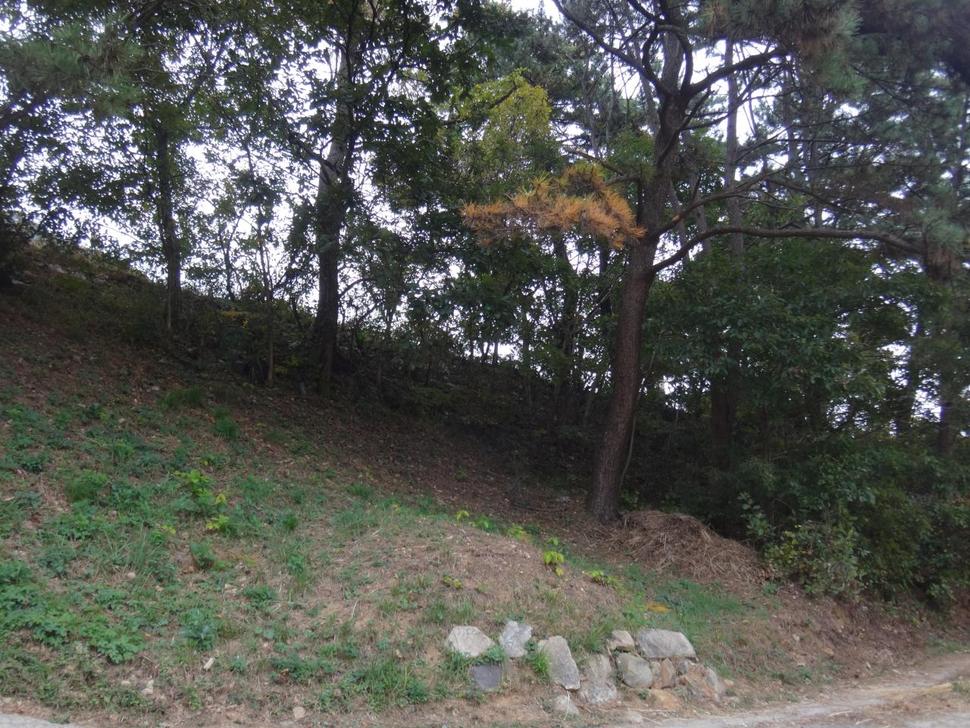 경남 통영시 광도면 황리 춘원마을에 있는 무덤. 임진왜란 때 전사한 원균 장군의 주검을 마을사람들이 수습해 만든 것이라는 말이 전해 내려온다. 최상원 기자 csw@hani.co.kr
