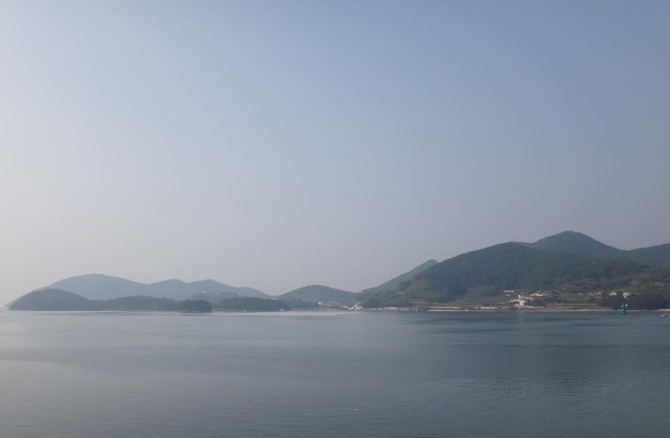 경남 거제도에서 바라본 칠천량 바다. 바다 건너 보이는 섬이 칠천도이다. 1597년 7월 조선 수군은 이곳에 처절한 패배를 당하면서 일본 수군에 남해안 제해권을 빼앗겼다. 최상원 기자 csw@hani.co.kr