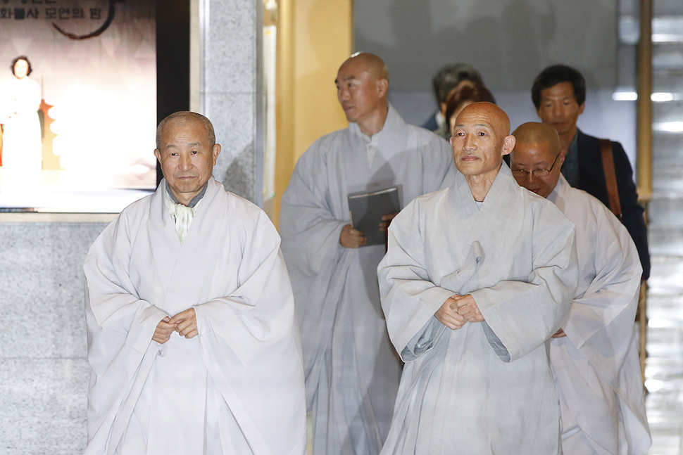 한상균 전국민주노동조합총연맹 위원장의 신변보호 요청을 논의할 조계사 화쟁위원회가 19일 오후 서울 종로구 견지동 총무원에서 열려 위원장인 도법스님(맨 왼쪽) 등이 회의실로 들어가고 있다. 이정아 기자 leej@hani.co.kr