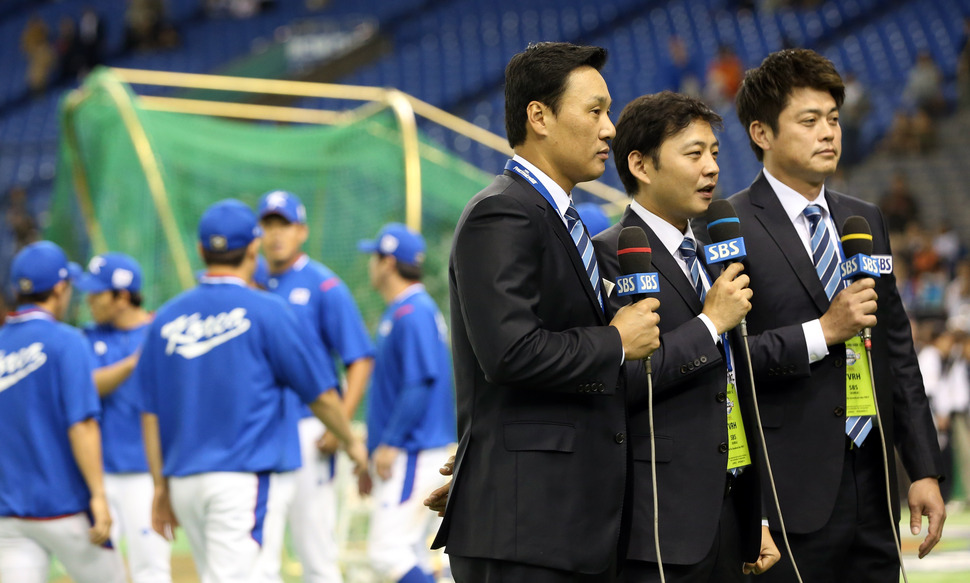 19일 오후 일본 도쿄돔 구장에서 열린 2015 세계야구소프트볼연맹(WBSC) 프리미어12 대회 준결승전 대한민국과 일본의 경기. 경기 시작에 앞서 삼성 라이온즈 이승엽(왼쪽)이 이날 경기 해설에 앞서 사전 방송을 하고 있다. (사진 연합뉴스 2015.11.19) 
