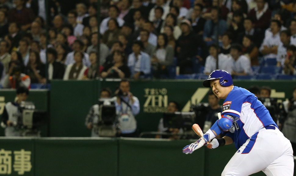 이대호가 19일 오후 일본 도쿄돔에서 열린 2015 세계야구소프트볼연맹(WBSC) 프리미어12 일본과의 준결승전에서 9회초 무사 만루에서 2타점 역전 적시타를 치는 모습. 도쿄/연합뉴스  
 